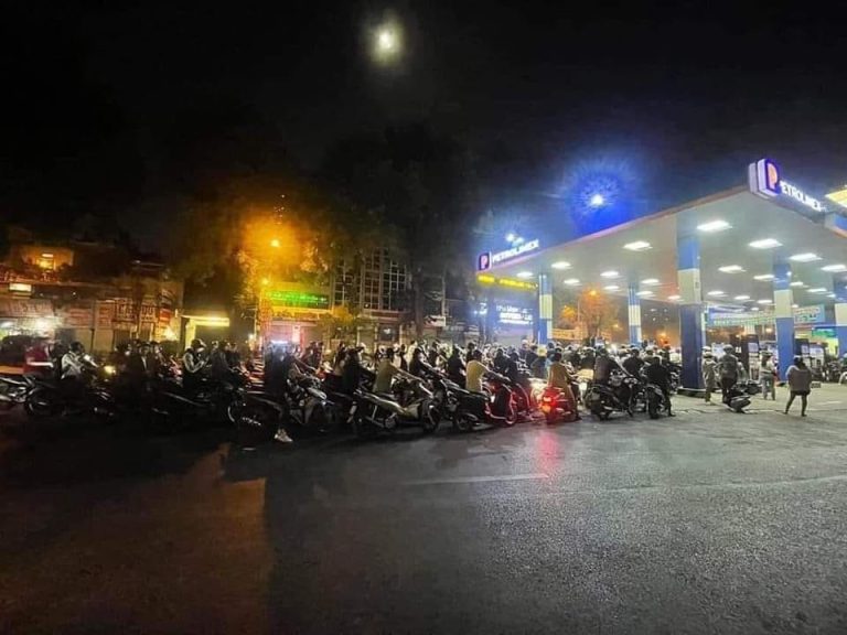 Xăng: Kỹ trị và Chính trị