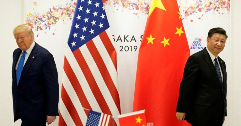 Các nhà đầu tư phản ứng với việc Trump tăng mạnh thuế quan đối với hàng hóa Trung Quốc