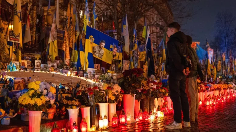 Chiến tranh Ukraina : Bốn năm Zelensky vật lộn với thù trong giặc ngoài