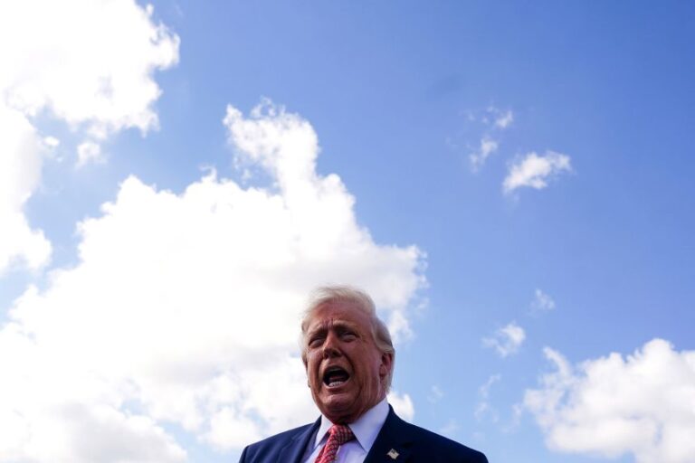 Trump gay gắt chỉ trích châu Âu khi ngày càng nhiều đồng minh từ chối lời kêu gọi giúp đỡ của Mỹ.