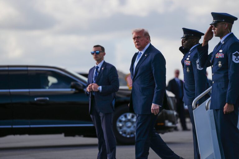 Những tối hậu thư táo bạo và chuyện ‘ném bom tới bến’: Một chân dung của ông Trump thời chiến.