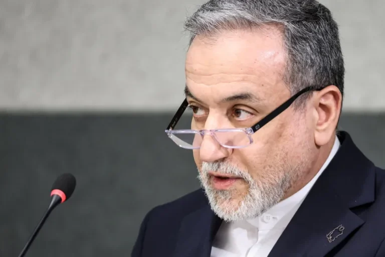 Abbas Araghchi cho biết tiến trình lập hiến đang diễn ra trong bối cảnh Tehran thương tiếc Ayatollah Ali Khamenei và tuyên bố sẽ chống lại Mỹ và Israel.