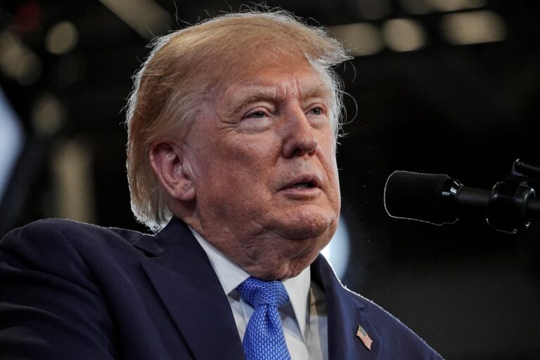 Iran kiên quyết ở eo biển khi Trump bảo người Mỹ chấp nhận giá xăng cao