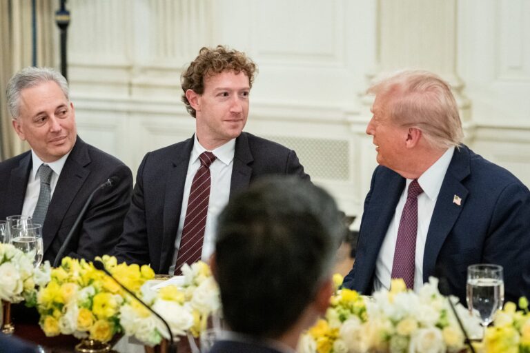 Ông Trump coi những lo ngại về AI là trò lừa bịp. Tuy nhiên, bên trong Nhà Trắng, cuộc tranh luận lại phức tạp hơn nhiều.